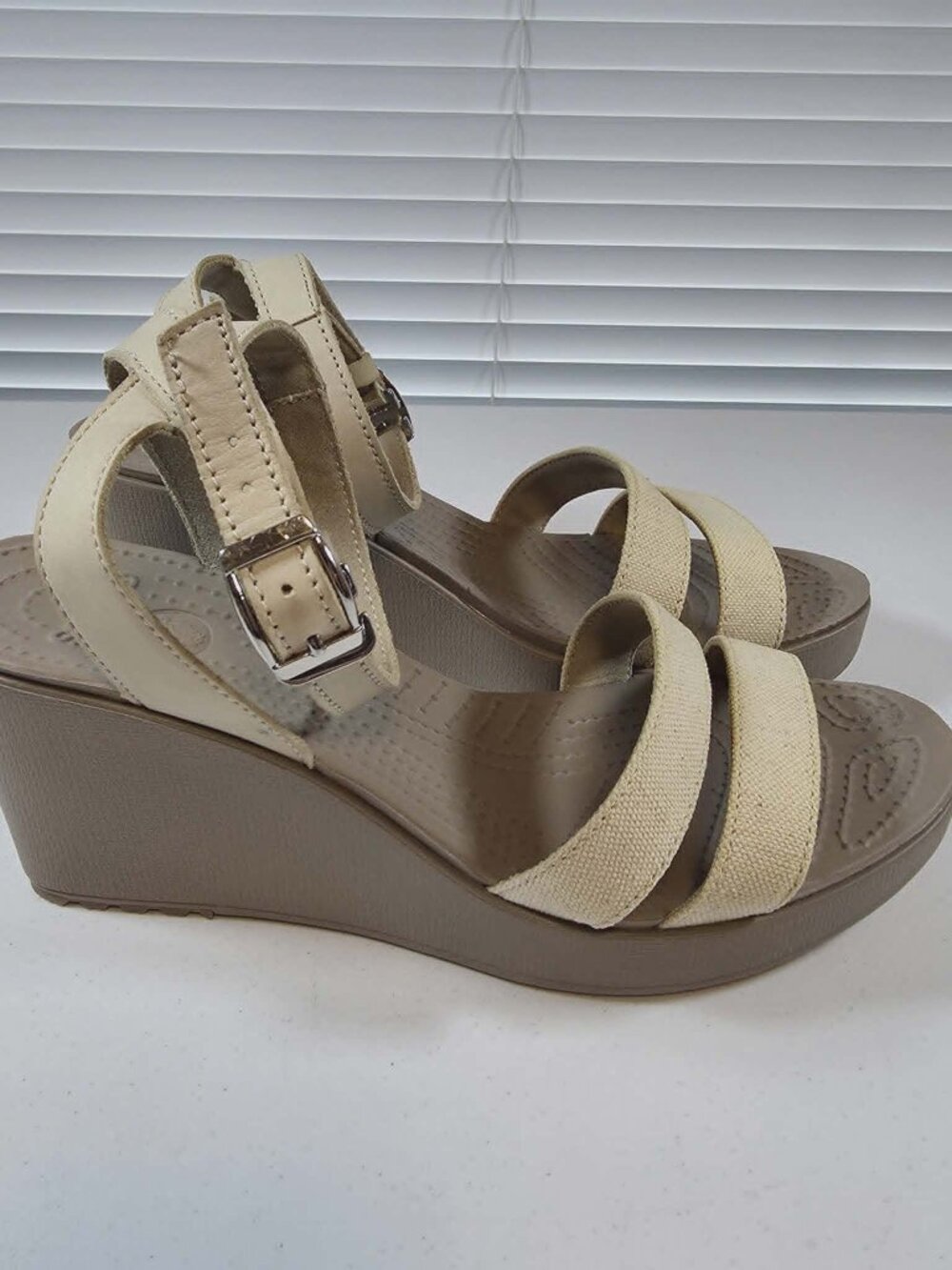 CROCS LEIGH WEDGE SANDAL IVORY LINEN STRAPPY PLATFORM SIZE 9